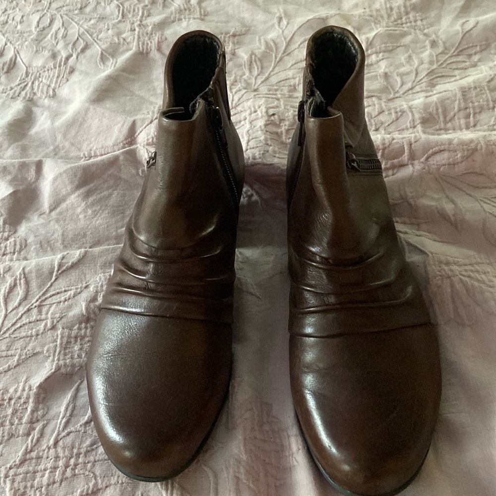 Earth Ankle Boot - Brown - Size 7 - Excellent Condition